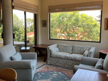 CASA EN LAS LOMAS CON GRANDES ESPACIOS
