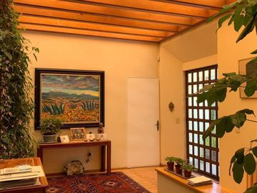 CASA EN LAS LOMAS CON GRANDES ESPACIOS