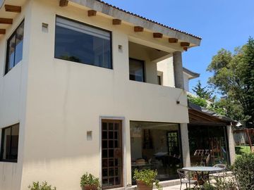CASA EN LAS LOMAS CON GRANDES ESPACIOS
