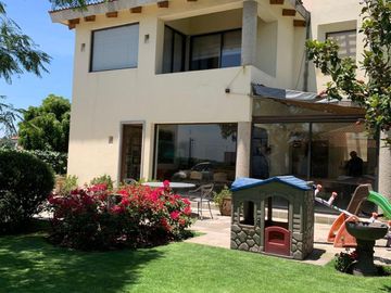 CASA EN LAS LOMAS CON GRANDES ESPACIOS