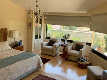 CASA EN LAS LOMAS CON GRANDES ESPACIOS