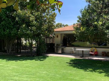 CASA EN LAS LOMAS CON GRANDES ESPACIOS