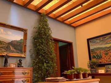CASA EN LAS LOMAS CON GRANDES ESPACIOS