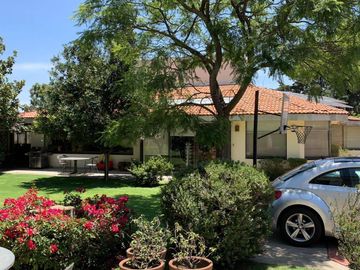 CASA EN LAS LOMAS CON GRANDES ESPACIOS