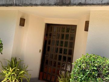 CASA EN LAS LOMAS CON GRANDES ESPACIOS