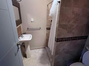 Hermosa Casa en Milenio III, Estilo Californiana Mexicano, Calle Abierta, Jardín