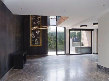 Condominio de lujo con terraza, doble altura, dos plantas, bodega, obra de arte,