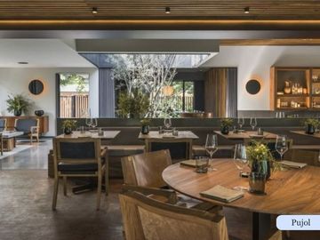 Condominio de lujo con terraza, doble altura, dos plantas, bodega, obra de arte,