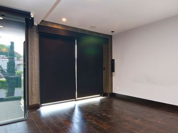 Condominio de lujo con terraza, doble altura, dos plantas, bodega, obra de arte,