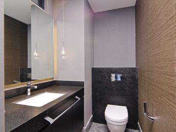 Condominio de lujo con terraza, doble altura, dos plantas, bodega, obra de arte,