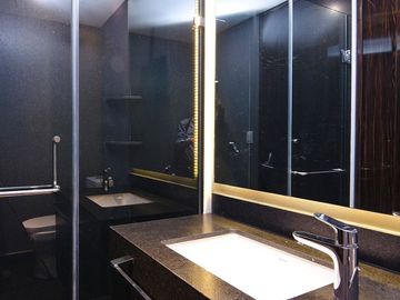 Condominio de lujo con terraza, doble altura, dos plantas, bodega, obra de arte,