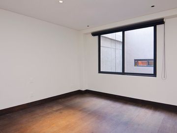 Condominio de lujo con terraza, doble altura, dos plantas, bodega, obra de arte,
