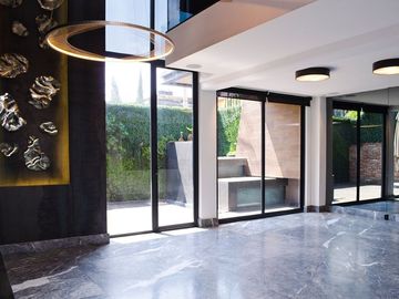Condominio de lujo con terraza, doble altura, dos plantas, bodega, obra de arte,