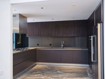 Condominio de lujo con terraza, doble altura, dos plantas, bodega, obra de arte,