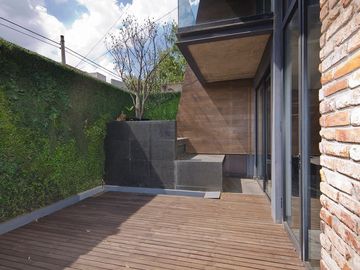 Condominio de lujo con terraza, doble altura, dos plantas, bodega, obra de arte,
