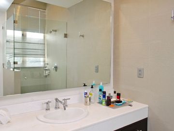 Condominio de lujo con terraza, doble altura, dos plantas, bodega, obra de arte,