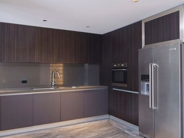 Condominio de lujo con terraza, doble altura, dos plantas, bodega, obra de arte,
