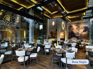 Condominio de lujo con terraza, doble altura, dos plantas, bodega, obra de arte,