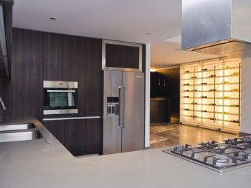 Condominio de lujo con terraza, doble altura, dos plantas, bodega, obra de arte,