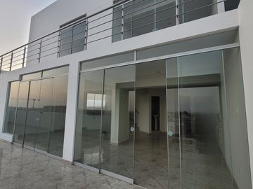 No pierda la oportunidad de vivir en un dúplex de diseño moderno con distribución perfecta que garantiza independencia y comodidad en cada espacio, de
