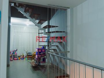Venta Casa 3 Pisos Urb. Soliluz