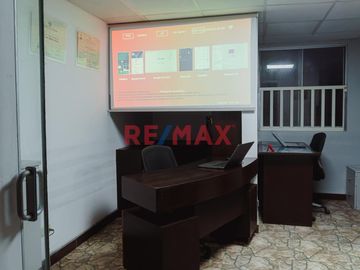 Venta Casa 3 Pisos Urb. Soliluz