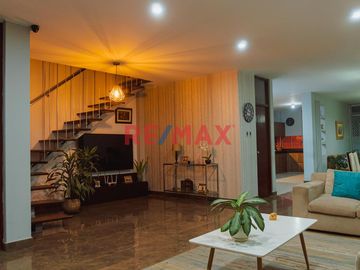Venta Casa 3 Pisos Urb. Soliluz