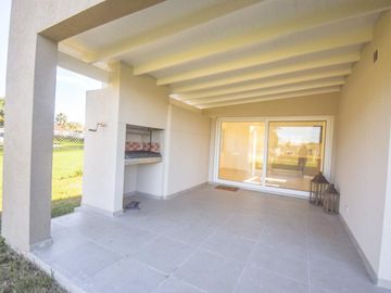 CASA A ESTRENAR EN B°CERRADO