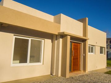 CASA A ESTRENAR EN B°CERRADO