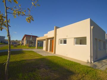 CASA A ESTRENAR EN B°CERRADO