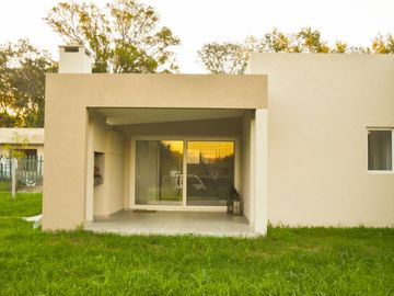 CASA A ESTRENAR EN B°CERRADO