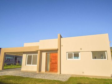 CASA A ESTRENAR EN B°CERRADO