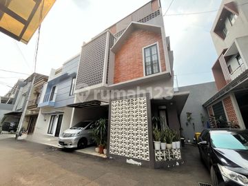 Rumah Full Furnished 3 Lantai Desain Minimalis Modern Siap Huni Dengan Rooftop Cantik