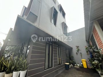Rumah Full Furnished 3 Lantai Desain Minimalis Modern Siap Huni Dengan Rooftop Cantik