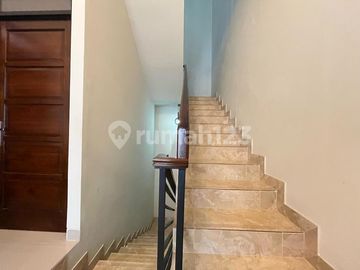 Rumah Full Furnished 3 Lantai Desain Minimalis Modern Siap Huni Dengan Rooftop Cantik