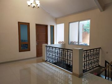 DIJUAL RUMAH BAGUS TERAWAT SIAP HUNI DI TAMAN SEMANAN INDAH JAKARTA