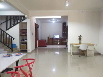 DIJUAL RUMAH BAGUS TERAWAT SIAP HUNI DI TAMAN SEMANAN INDAH JAKARTA