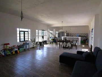 EL SAUZ: EXCELENTE CASA CAMPESTRE DE UNA PLANTA.