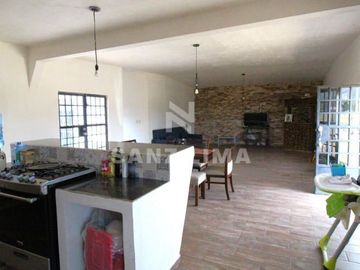 EL SAUZ: EXCELENTE CASA CAMPESTRE DE UNA PLANTA.