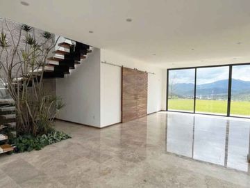 CASA RESIDENCIAL EN VENTA EN EL CLUB DENTRO DEL CAMPO DE TRES MARIAS, MORELIA