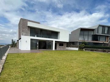 CASA RESIDENCIAL EN VENTA EN EL CLUB DENTRO DEL CAMPO DE TRES MARIAS, MORELIA