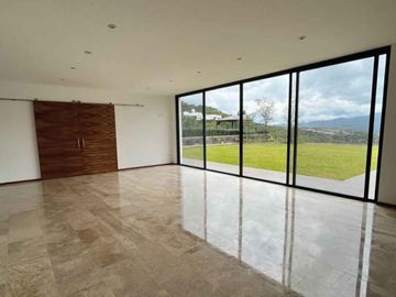 CASA RESIDENCIAL EN VENTA EN EL CLUB DENTRO DEL CAMPO DE TRES MARIAS, MORELIA
