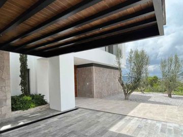 CASA RESIDENCIAL EN VENTA EN EL CLUB DENTRO DEL CAMPO DE TRES MARIAS, MORELIA