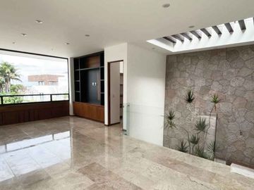 CASA RESIDENCIAL EN VENTA EN EL CLUB DENTRO DEL CAMPO DE TRES MARIAS, MORELIA