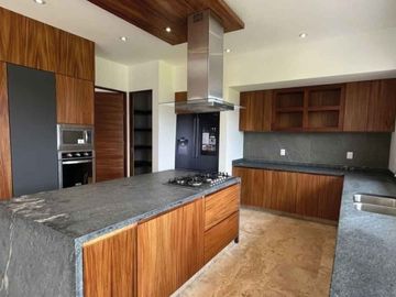 CASA RESIDENCIAL EN VENTA EN EL CLUB DENTRO DEL CAMPO DE TRES MARIAS, MORELIA
