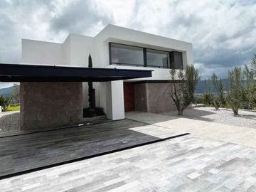 CASA RESIDENCIAL EN VENTA EN EL CLUB DENTRO DEL CAMPO DE TRES MARIAS, MORELIA