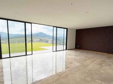 CASA RESIDENCIAL EN VENTA EN EL CLUB DENTRO DEL CAMPO DE TRES MARIAS, MORELIA