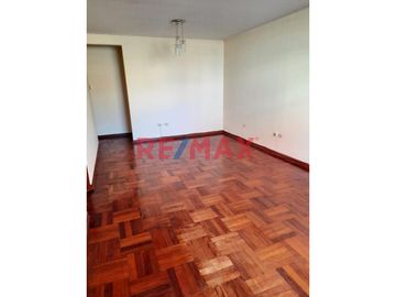 Se vende un acogedor departamento ubicado en el corazón de Chiclayo, en un condominio privilegiado cercano a la Avenida Grau y a pocos minutos de la P