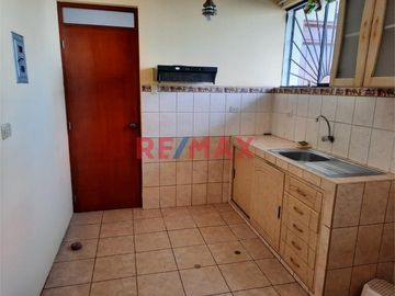 Se vende un acogedor departamento ubicado en el corazón de Chiclayo, en un condominio privilegiado cercano a la Avenida Grau y a pocos minutos de la P