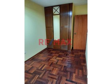 Se vende un acogedor departamento ubicado en el corazón de Chiclayo, en un condominio privilegiado cercano a la Avenida Grau y a pocos minutos de la P